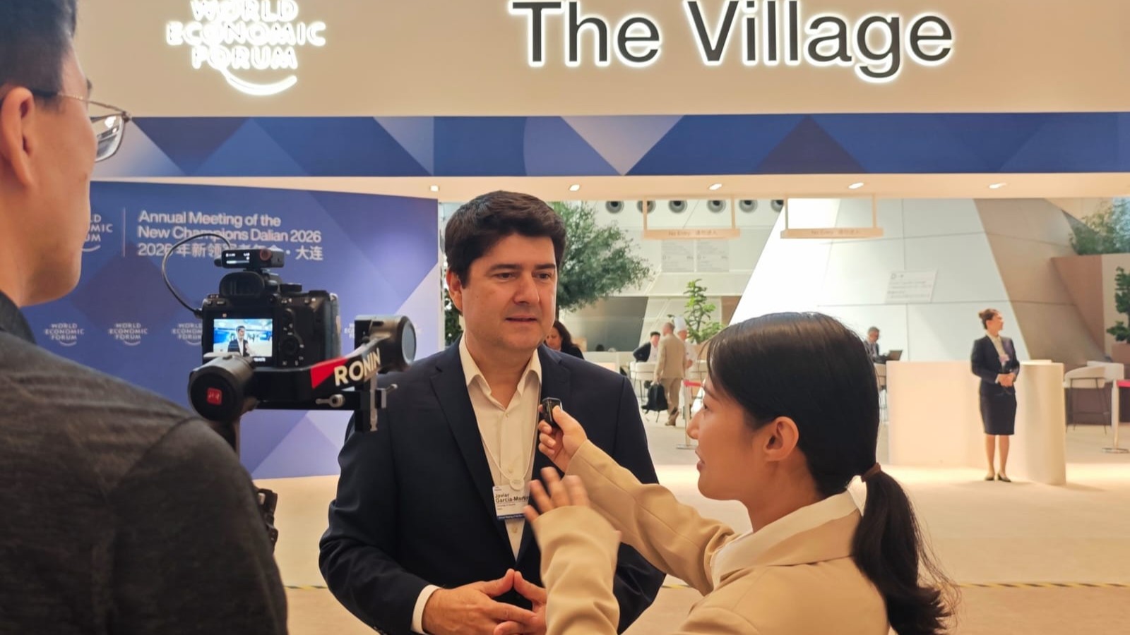 Una televisión china entrevista a Javier García Martínez durante el evento del Foro Económico Mundial en Dalian.
