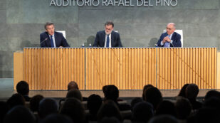 Dialogue between Mariano Rajoy, Benigno Pendás and Alberto Nüñez Feijóo
