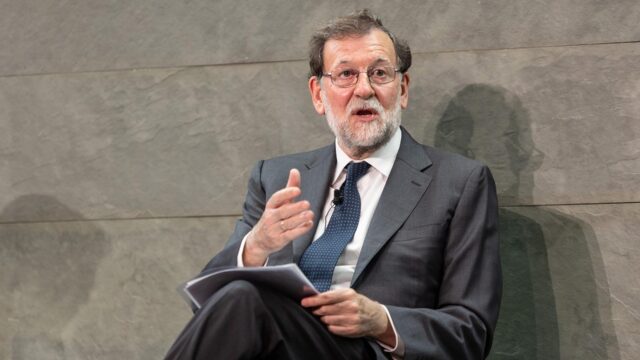 Diálogo entre Mariano Rajoy, Benigno Pendás y Alberto Nüñez Feijóo